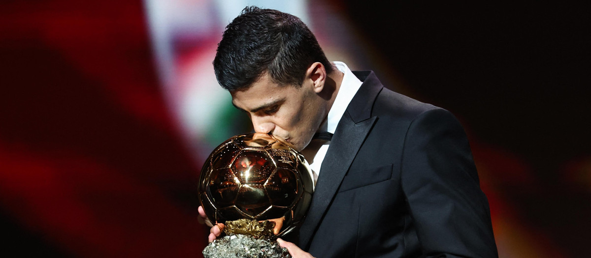 El centrocampista español del Manchester City, Rodri, recibe el premio Balón de Oro