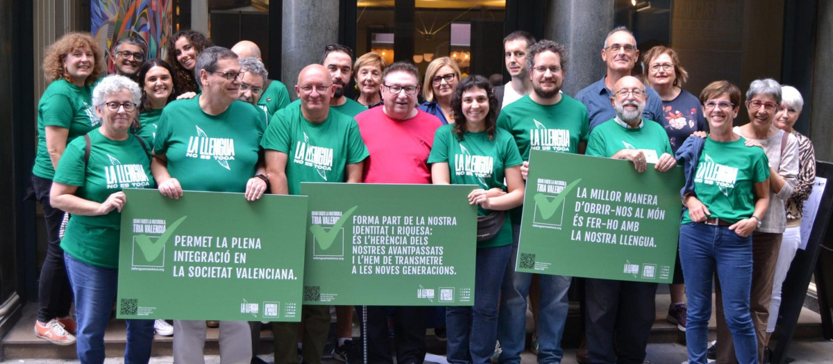 Activistas de La Llengua no es toca, entidad dependiente de Plataforma per la Llengua