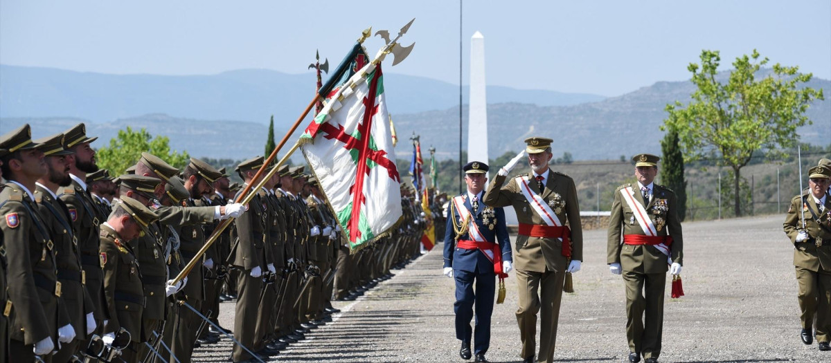 (Foto de ARCHIVO)
El Rey Felipe VI (c), saluda a militares a su llegada al acto de entrega de Reales Despachos a la nueva promoción de la Escala de Suboficiales, en la Academia General Básica de Suboficiales (AGBS) de Talarn, a 5 de julio de 2022, en Talarn, Lleida, Cataluña (España). Durante el acto, el Rey hace entrega de los Despachos de Empleo a los nuevos suboficiales del Ejército de Tierra. La misión de la Academia General Básica de Suboficiales AGBS es facultar a los Suboficiales para desarrollar acciones ejecutivas propias de su Especialidad; facultar en el mando de Unidades de su Especialidad Fundamental o Unidades Logísticas hasta nivel Sección; instruir a los alumnos en las actitudes propias del Suboficial y dar a conocer los conocimientos generales sobre Defensa Nacional, Orgánica de las Fuerzas Armadas y Organizaciones Internacionales.

Enric Gómez
05 JULIO 2022;ACADEMIA;BASICA;TALARN;LLEIDA;SUBOFICIALES
05/7/2022