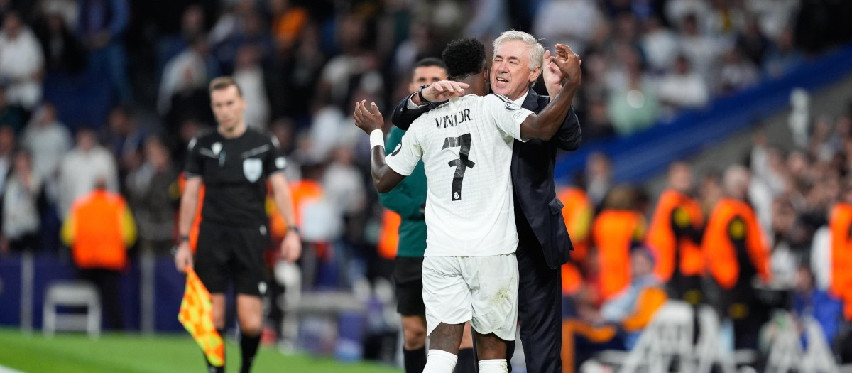 Vinicius Junior celebra un gol con Carlo Ancelott durante la Fase de Grupos de la presente edición de la UEFA Champions League