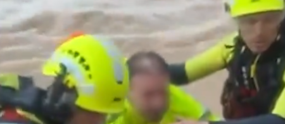 Instante del rescate de un conductor atrapado en su camión en Alcira (Valencia)