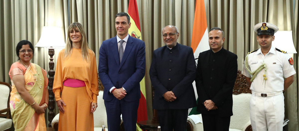 Pedro Sánchez y Begoña Gómez durante un encuentro con el gobernador del Estado de Maharashtra