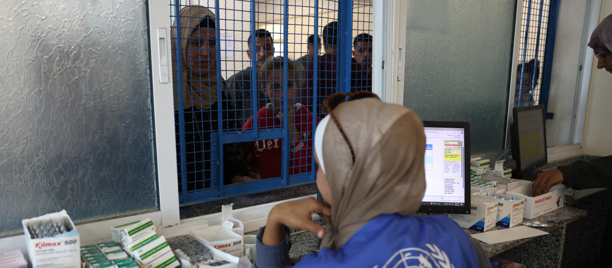 Palestinos hacen cola para recibir medicamentos en el Centro de Salud Japonés de la UNRWA en Khan Yunis, en el sur de la Franja de GazA
