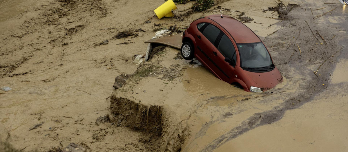 Estado en el que ha quedado un coche en la localidad malagueña de Álora tras el desborde del río Guadalhorce