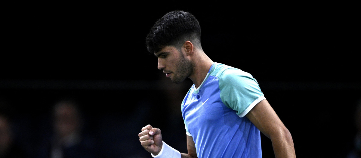 Carlos Alcaraz celebra un punto durante su estreno en el Masters 1000 de Paris-Bercy