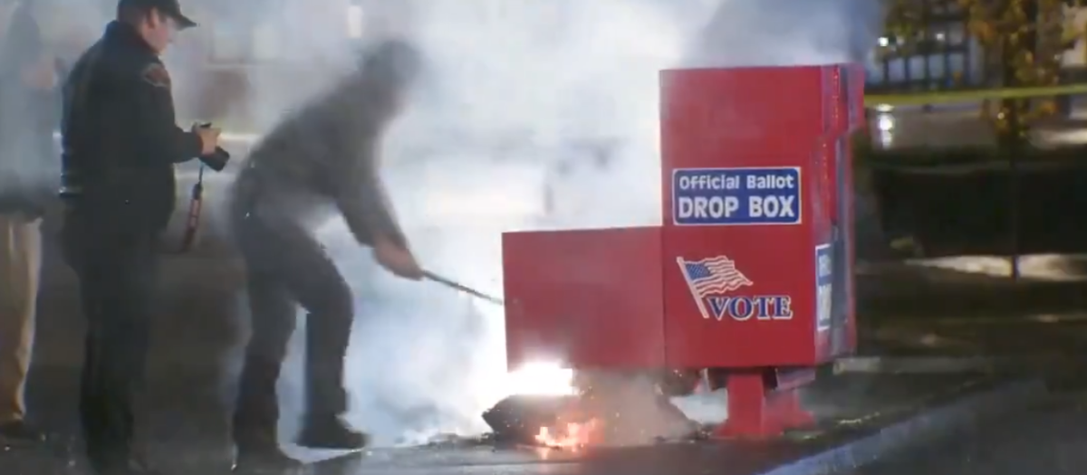 Los bomberos apagan el fuego que devoraba los votos emitidos anticipadamente en una urna de una calle de Vancouver estado de Washington