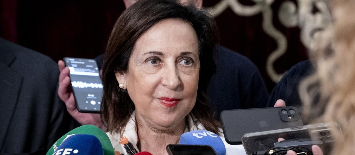 La ministra de Defensa, Margarita Robles, atiende a los medios de comunicación