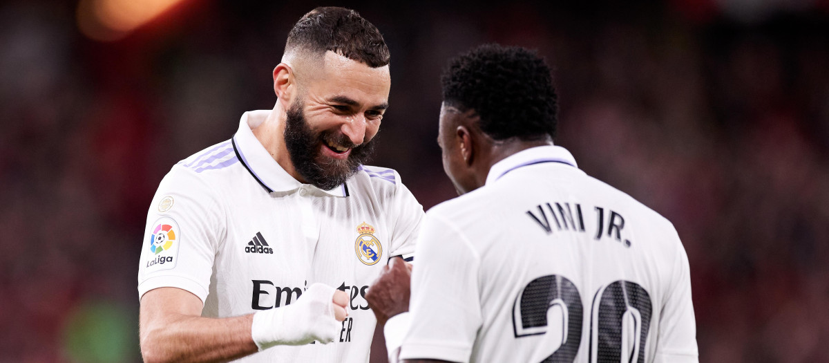 Karim Benzema celebra con Vinicius Junior un gol ante el Athletic de Bilbao en San Mamés