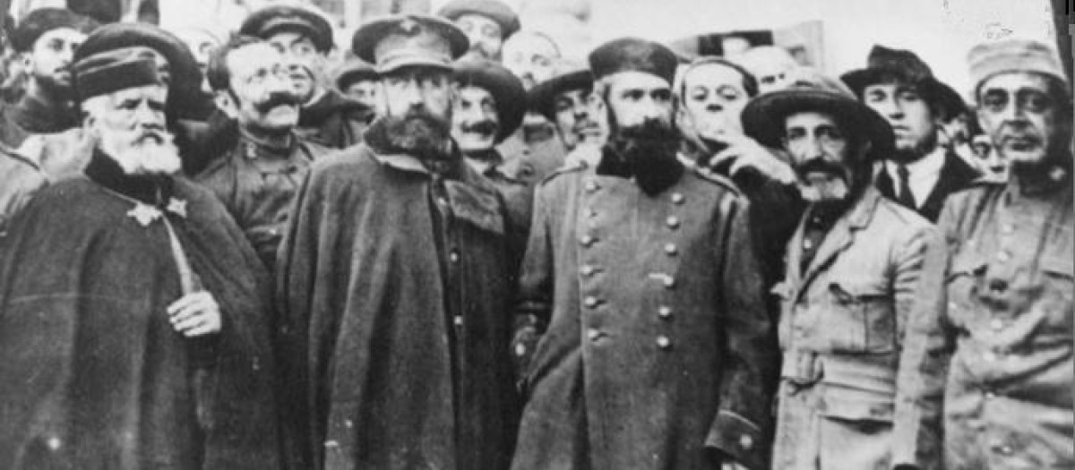 Izquierda a derecha, coronel de Infantería Araujo, general Navarro, teniente coronel de Infantería Manuel López Gómez, teniente coronel de Infantería Eduardo Pérez Ortiz y comandante de Caballería José Gómez Zaragoza, embarcados de vuelta a Melilla tras ponerse fin a su cautiverio