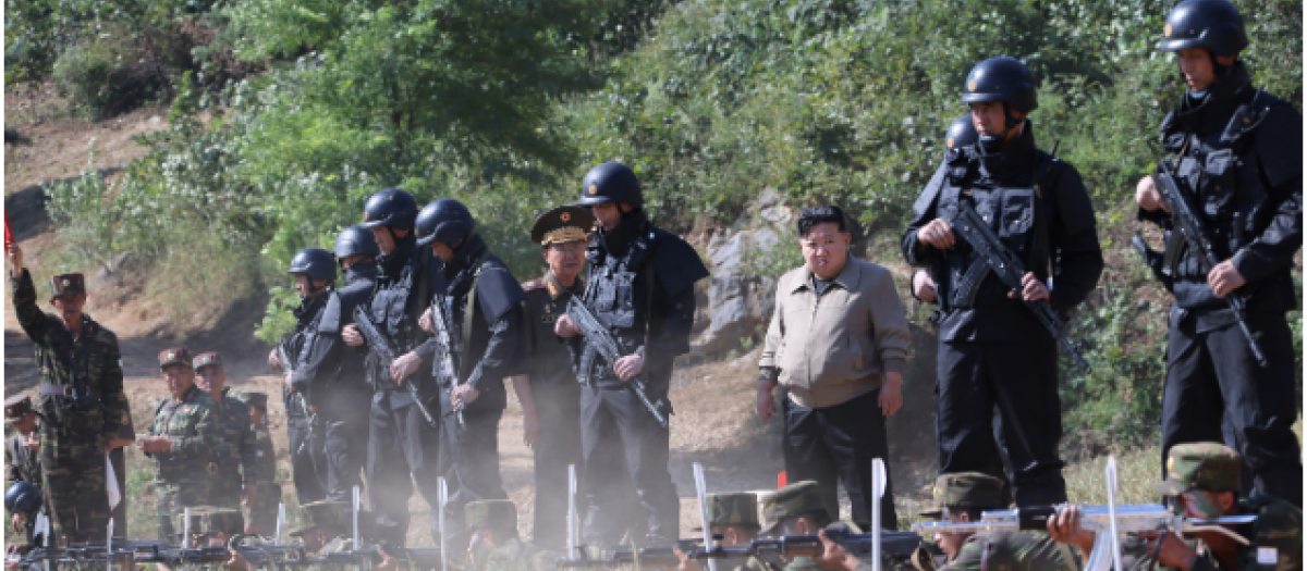 El líder de Corea del Norte, Kim Jong-un, junto a soldados norcoreanos