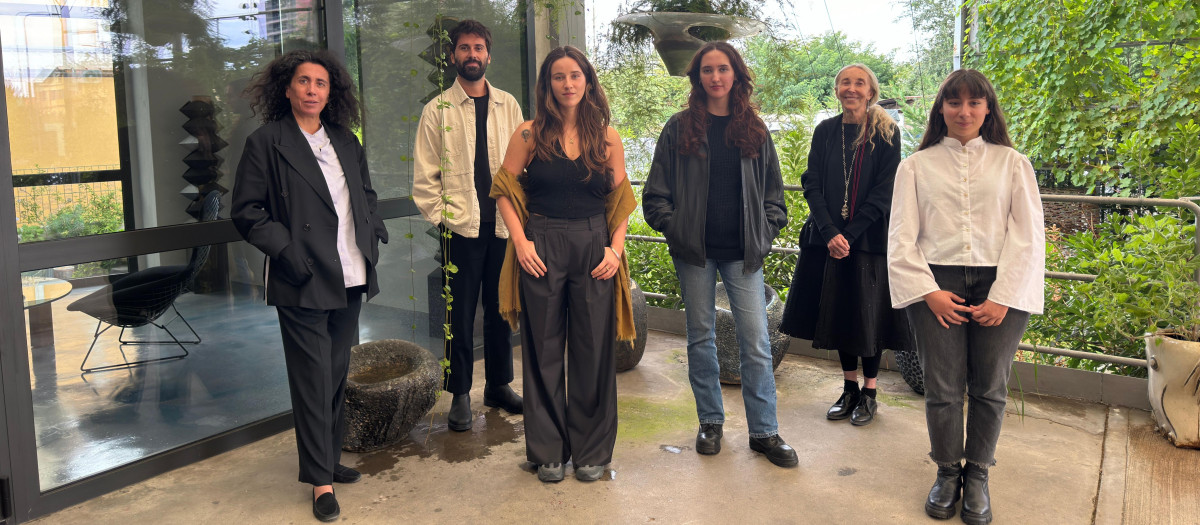 Los cuatro alumnos becados acompañados por Carla Sozzani y Sara Sozzani Maino en la sede de la Fondazione Sozzani en Milán