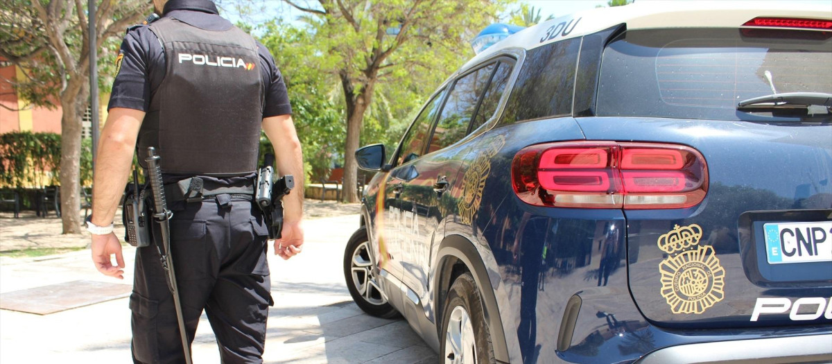 Un agente de la Policía Nacional, en Barcelona