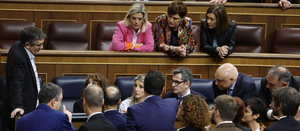 Miembros del Gobierno y diputados del PSOE en el Pleno del Congreso de este miércoles