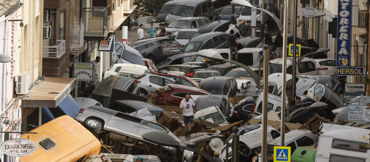 Vehículos amontonados en Picaña, Valencia, por la DANA