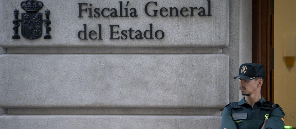 Un agente de la UCO en la puerta de la Fiscalía General del Estado