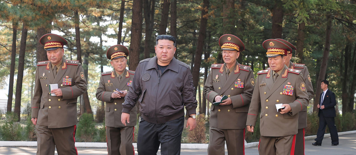 El líder de Corea del Norte, Kim Jong Un, visitando el comando del 2.º Cuerpo del Ejército Popular de Corea