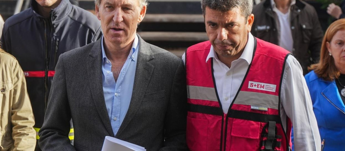 Alberto Núñez Feijóo y Carlos Mazón, tras visitar el puesto de mando de seguimiento de la DANA en Valencia