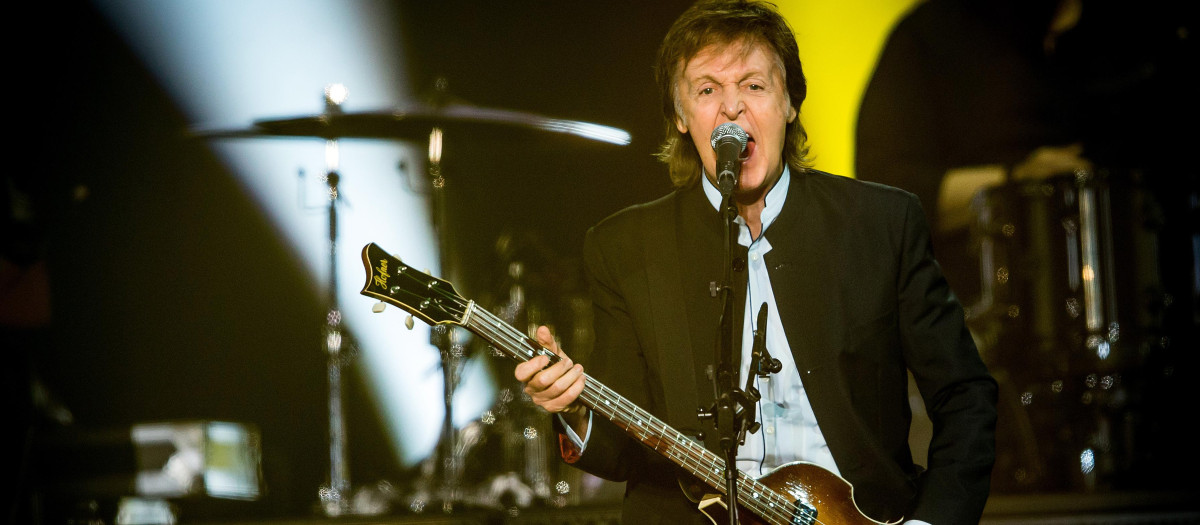 El cantante Paul McCartney durante un concierto en París