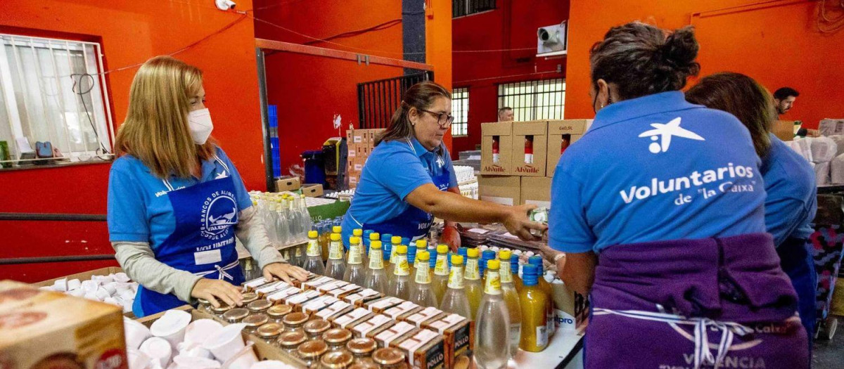 Voluntarias del Banco de Alimentos de Valencia reuniendo las aportaciones recogidas en Mestalla