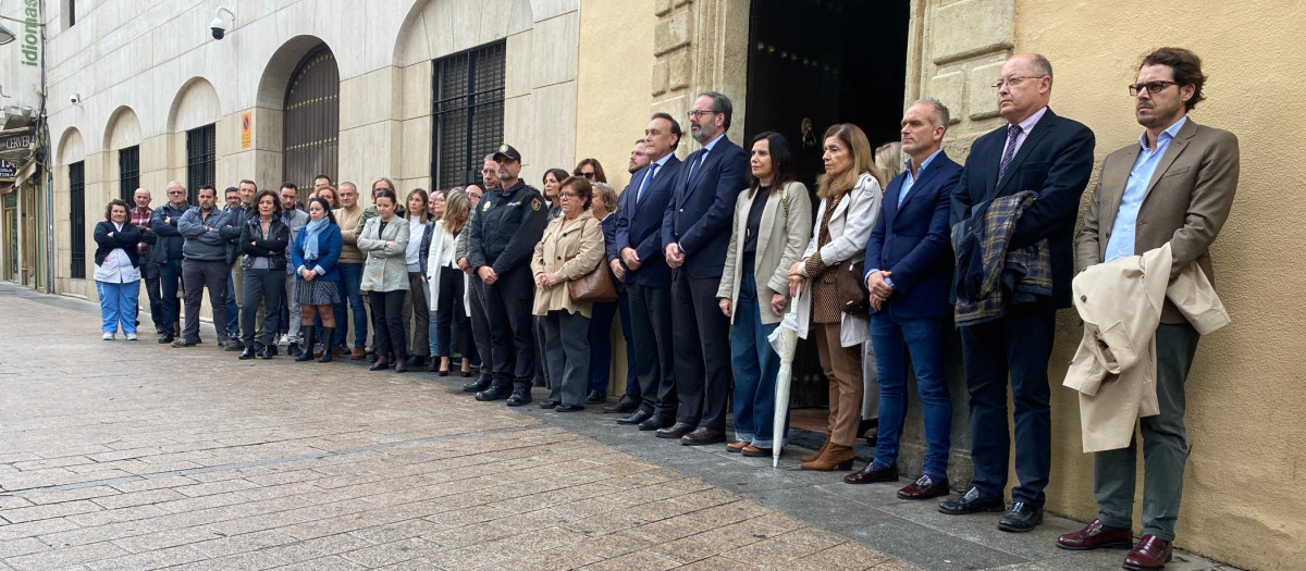 Minuto de silencio en la Delegación del Gobierno por las víctimas de las inundaciones