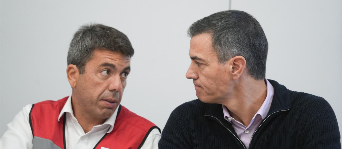 El presidente de la Generalitat valenciana, Carlos Mazón (i) y el presidente del Gobierno, Pedro Sánchez
