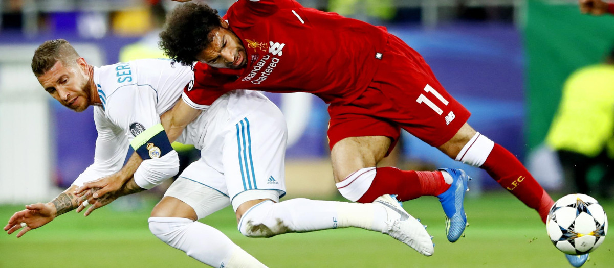 Entrada de Sergio Ramos a Salah en la final de la Champions 2018