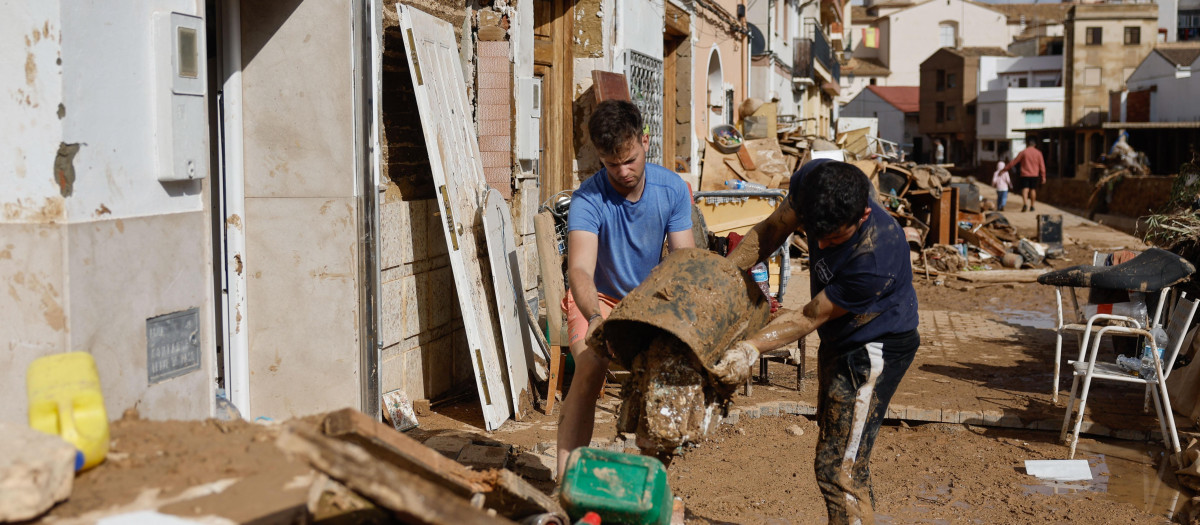 Vecinos de Chiva limpian sus hogares tras la DANA
