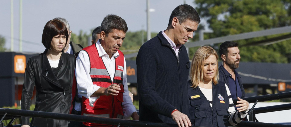 El presidente del Gobierno, Pedro Sánchez (c), acompañado por la ministra de Ciencia, Innovación y Universidades, Diana Morant (i), el president de la Generalitat, Carlos Mazón (2i), y la delegada del Gobierno, Pilar Bernabé