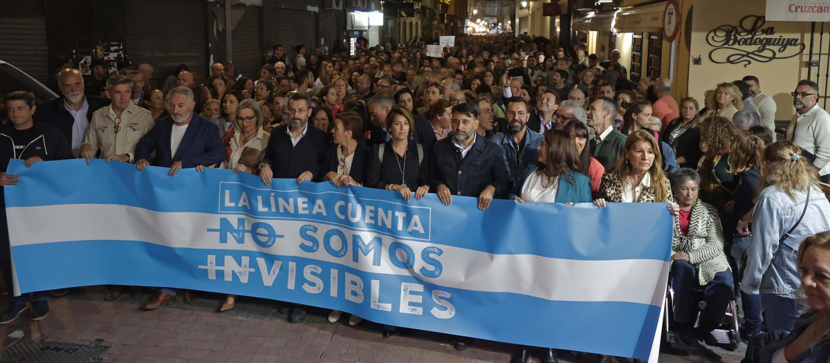 Cientos de personas conforman una marcha ciudadana para reclamar medidas respecto al acuerdo de Gibraltar
