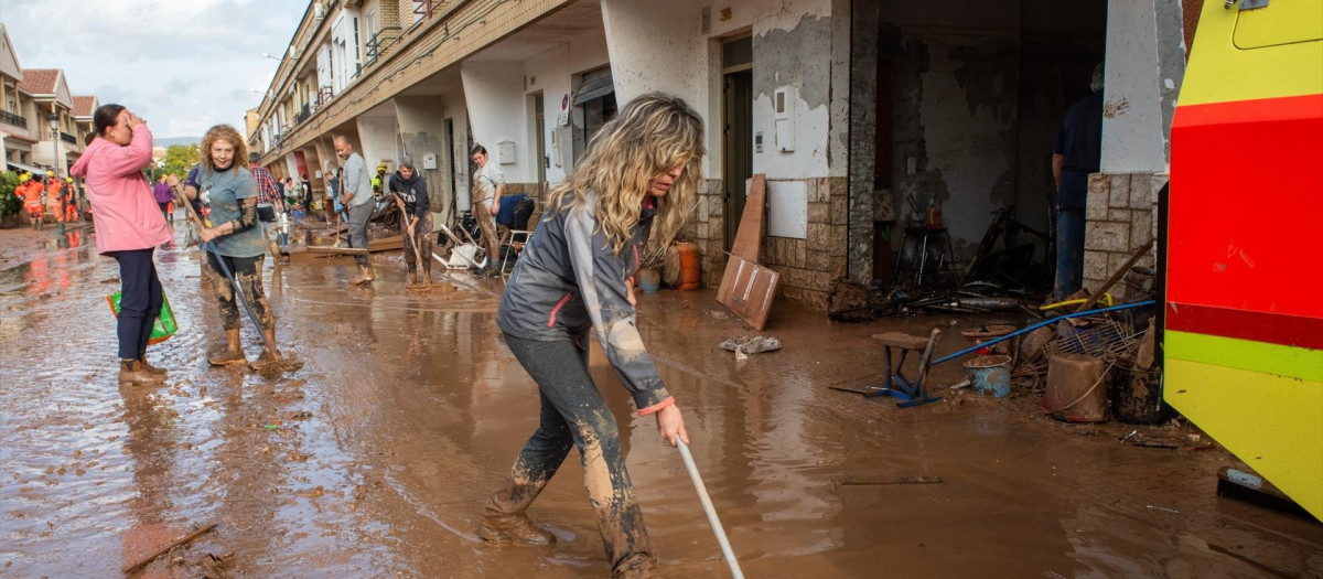 Varias personas colaboran en las labores de limpieza, a 31 de octubre de 2024, en Utiel, Valencia