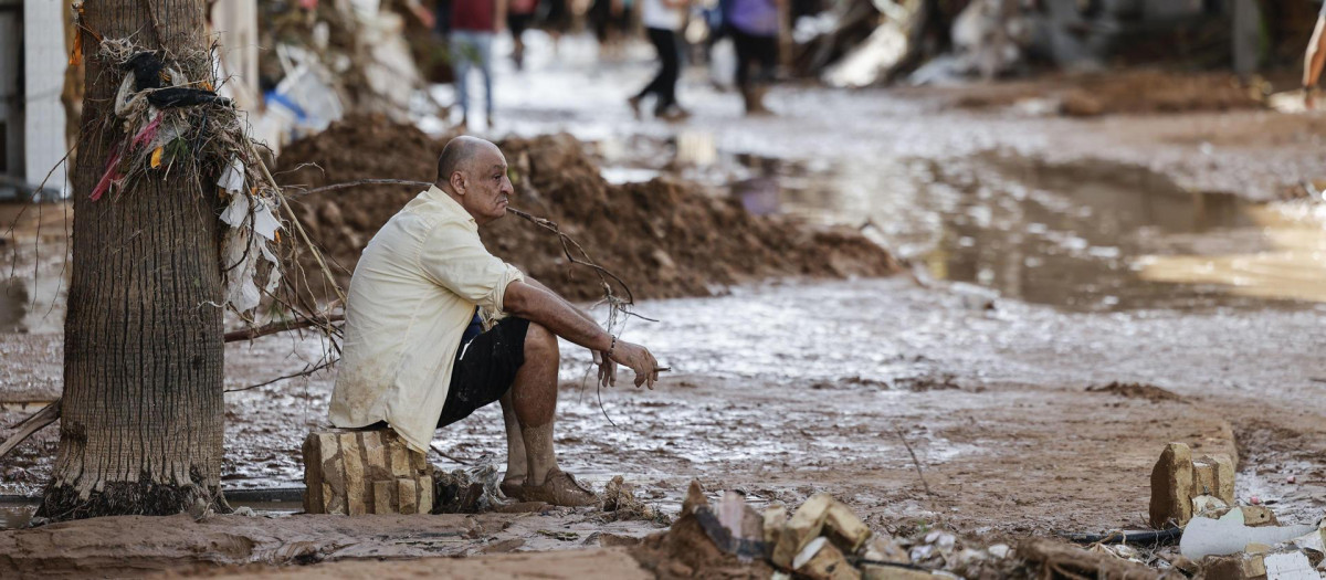 Un hombre observa los daños causados por las inundaciones en la localidad de Paiporta, Valencia