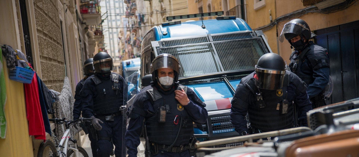 (Foto de ARCHIVO)
Varios contenedores puestos por varias personas que quieren paralizar el desahucio para que los Mossos d ´ Esquadra de Antidisturbios no puedan intervenir en el domicilio de Aahmed, vecino del carrer Sant Elm del barrio de la Barceloneta desde hace más de 20 años, a 20 de abril de 2021, en Barcelona, Cataluña (España). El hombre está enfermo y tiene un informe de vulnerabilidad que presentó sin éxito al Juzgado para paralizar el desahucio. El desahuciado se ha desmayado y ha tenido que ser atendido por el Sem mientras los Mossos entraban en su domicilio.

Lorena Sopêna / Europa Press
20 ABRIL 2021;DESAHUCIO;ENFERMEDAD;MOSSOS D ESQUADRA;RESISTENCIA
20/4/2021