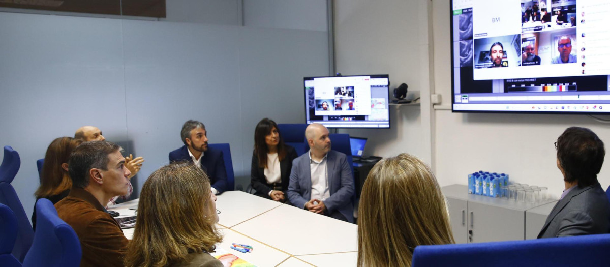 El presidente del Gobierno, Pedro Sánchez junto a la vicepresidenta tercera y ministra para la Transición Ecológica y el Reto Demográfico, Teresa Ribera (c), durante su visita a la sede de la AEMET en Madrid. Sánchez ha visitado este viernes el centro de operaciones de la Aemet