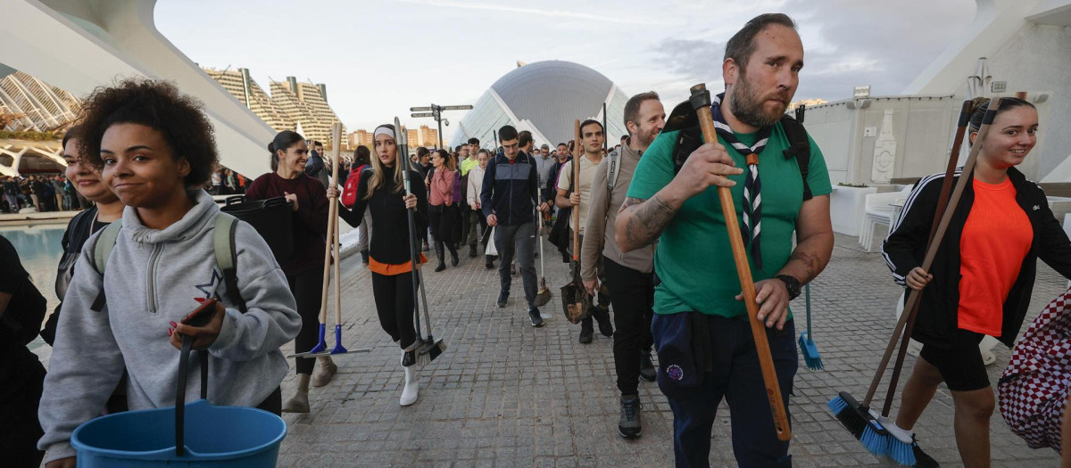 Cola de voluntarios, en Valencia, para ayudar en las tareas de reconstrucción por la DANA