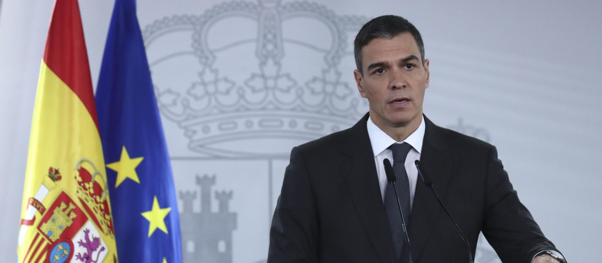 El presidente del Gobierno español, Pedro Sánchez, durante la declaración institucional desde el Palacio de la Moncloa, este sábado
