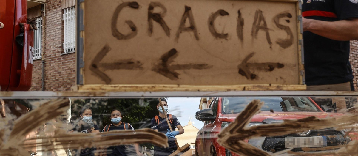 Varias personas en una zona afectada por la DANA