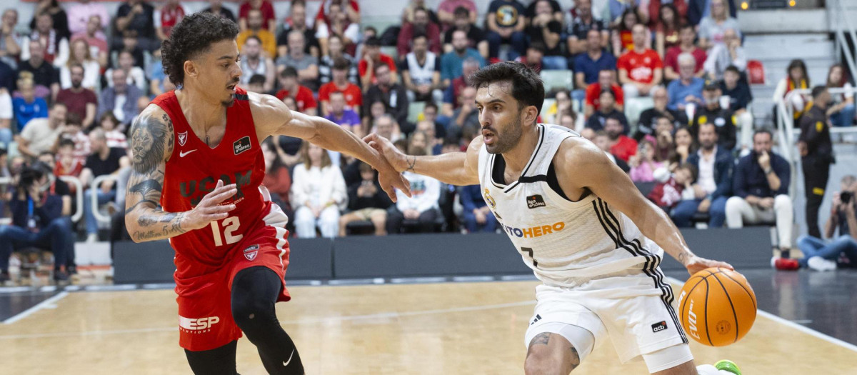 Facundo Campazzo (d) controla el balón ante la presión del base estadounidense Jonah Radebaugh