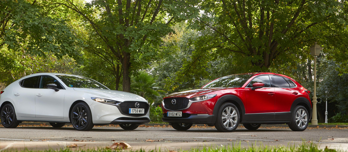 Tanto el compacto 3 como el SUV CX-30 reciben este nuevo motor y ligeros cambios