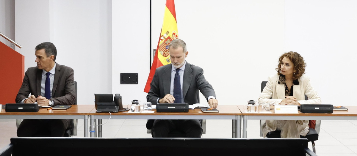 El Rey con el presidente del Gobierno y la ministra de Defensa