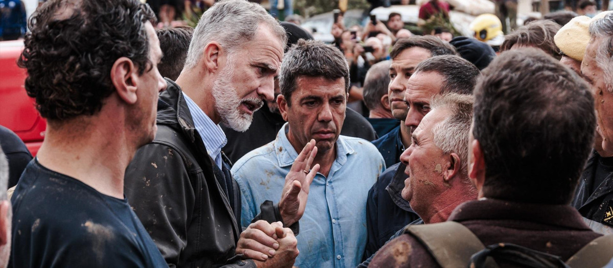 El Rey, Felipe VI, y el presidente de la Generalitat Valenciana, Carlos Mazón, durante su visita a Paiporta (Valencia)