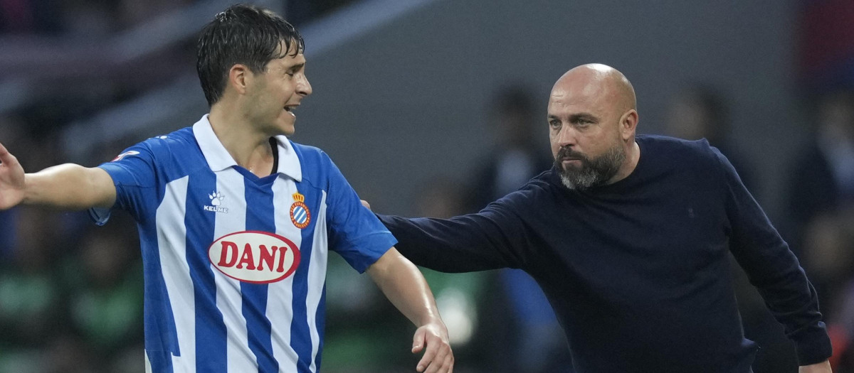 El entrenador del Espanyol, Manolo González, da instrucciones al defensa Álvaro Tejero durante el derbi catalán disputado el pasado domingo