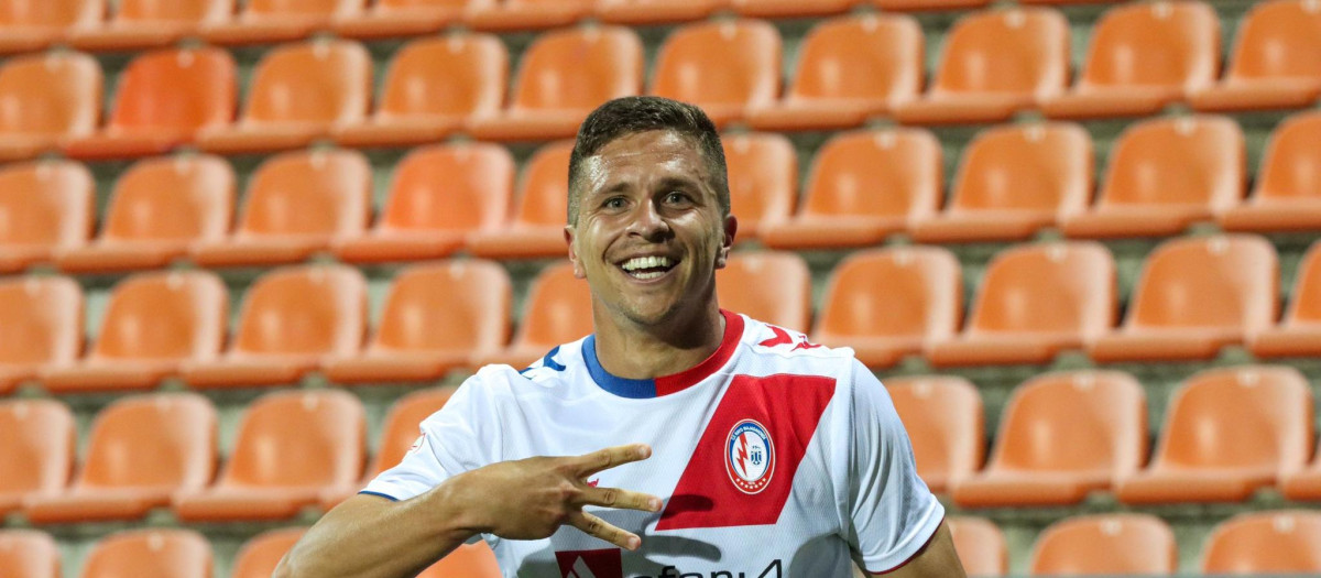 Gianluca Simeone celebra un gol con la camiseta del Rayo Majadahonda