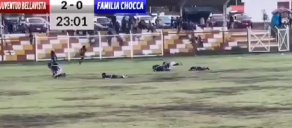 Captura del momento en el que el rayo impacta en los futbolistas del equipo peruano