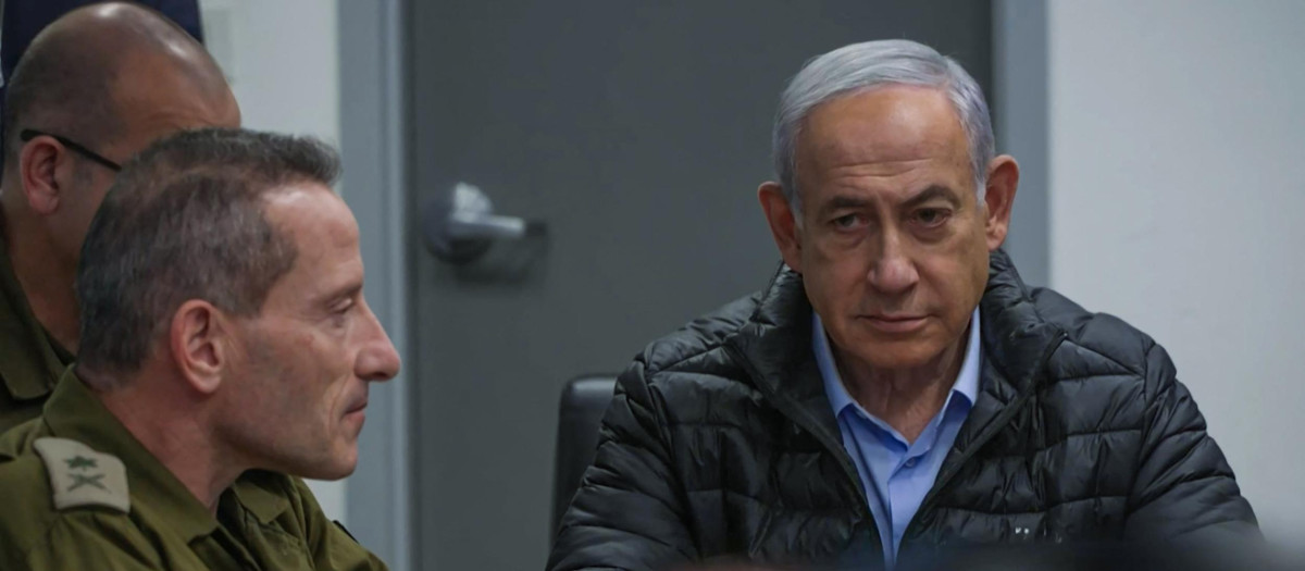 El primer ministro, Benjamin Netanyahu, asiste a una reunión del centro de comando del ministerio de defensa en Tel Aviv