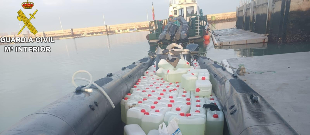 Petacas de gasolina incautadas por la Guardia Civil de Cádiz en la desembocadura del río Guadalquivir.

REMITIDA / HANDOUT por GUARDIA CIVIL
Fotografía remitida a medios de comunicación exclusivamente para ilustrar la noticia a la que hace referencia la imagen, y citando la procedencia de la imagen en la firma
05/11/2024