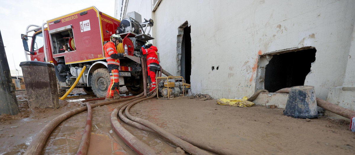 Bomberos sacan el agua del interior del aparcamiento suberráneo del centro comercial MN4.