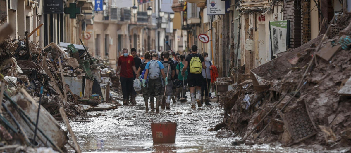 Fotografía de una de las calles de Paiporta encharcadas por las lluvias