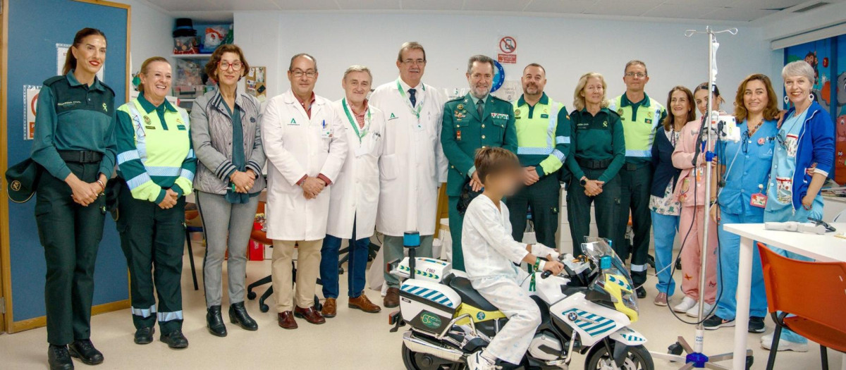 Un niño juega con la moto donada por la Guardia Civil