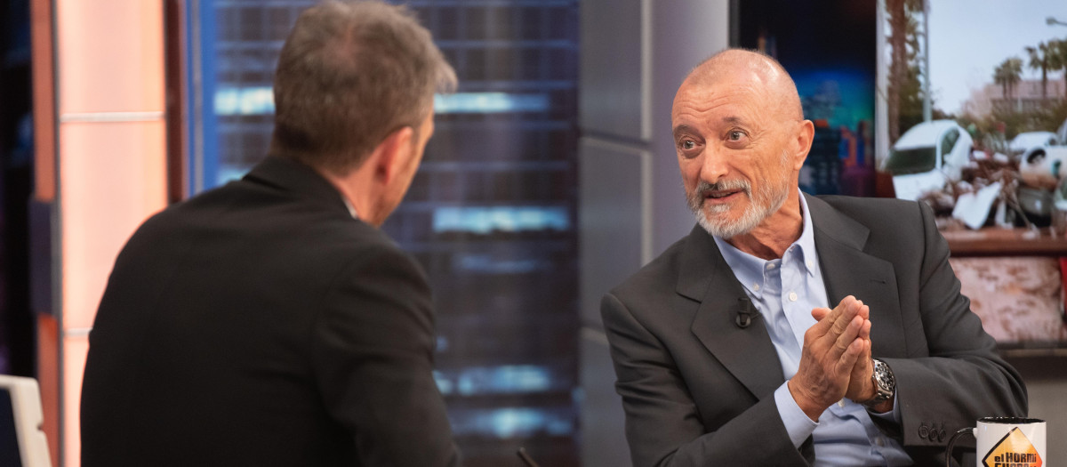 Arturo Pérez-Reverte, durante su entrevista con Pablo Motos en El Hormiguero