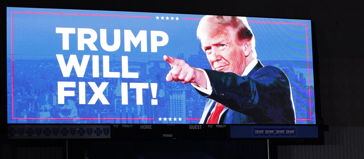 El expresidente de los Estados Unidos y candidato presidencial republicano Donald Trump llega para hablar durante su último mitin de campaña en el Van Andel Arena en Grand Rapids, Michigan, en la madrugada del 5 de noviembre de 2024.
